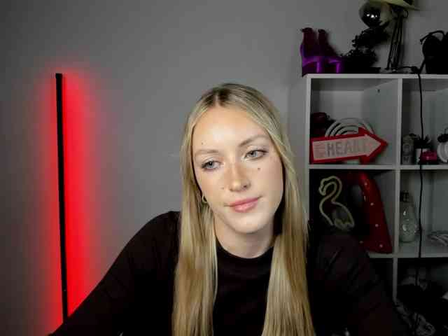 EvelynBlond26 webcam