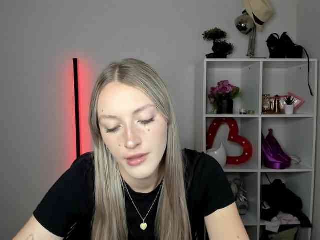 EvelynBlond26 webcam