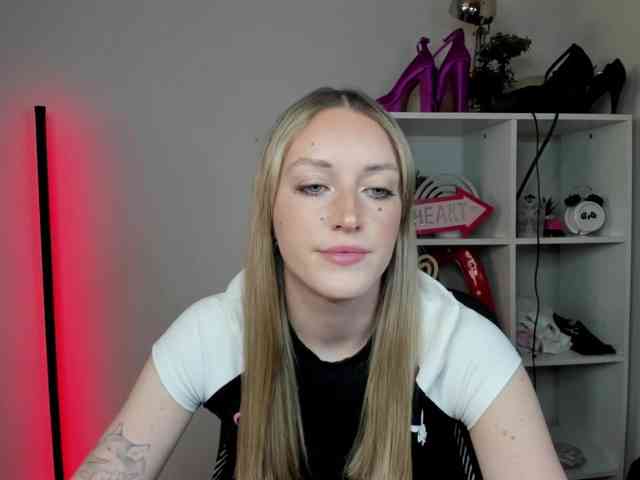 EvelynBlond26 webcam