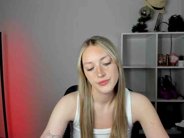 EvelynBlond26 webcam