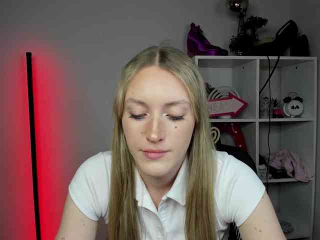 EvelynBlond26 webcam