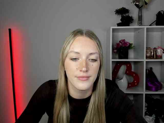 EvelynBlond26 webcam