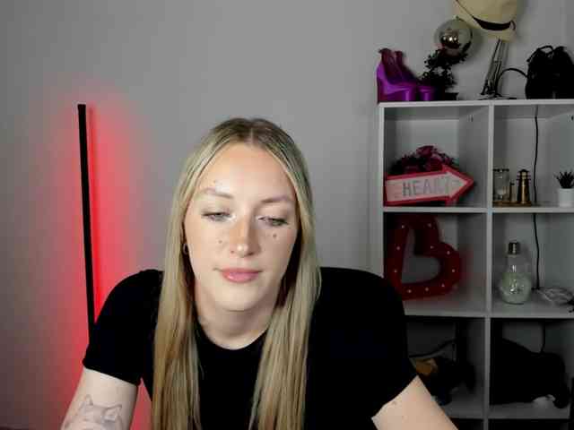 EvelynBlond26 webcam