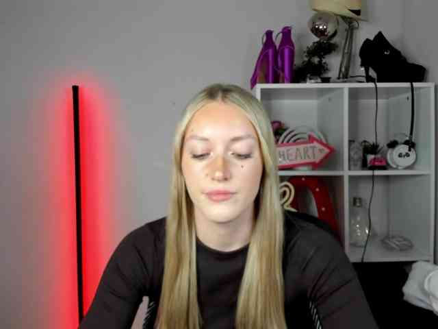 EvelynBlond26 webcam