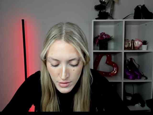 EvelynBlond26 webcam