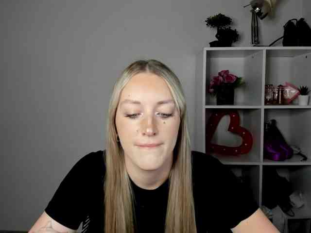EvelynBlond26 webcam