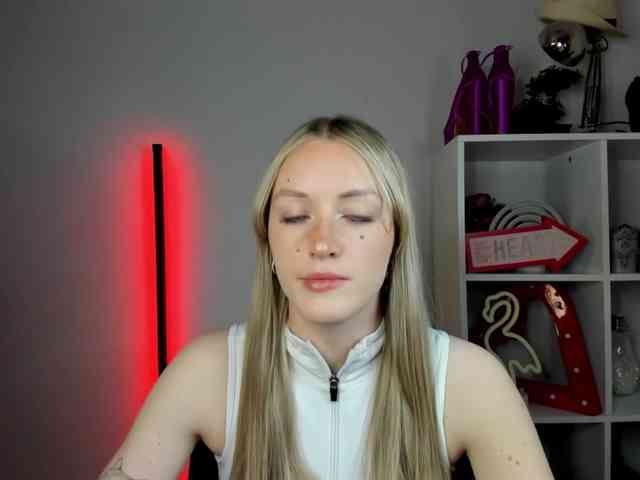 EvelynBlond26