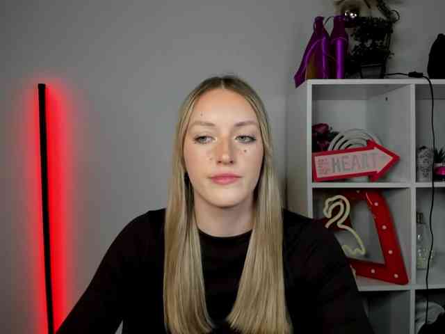 EvelynBlond26 webcam