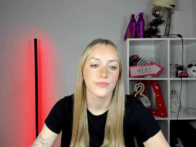 EvelynBlond26 webcam