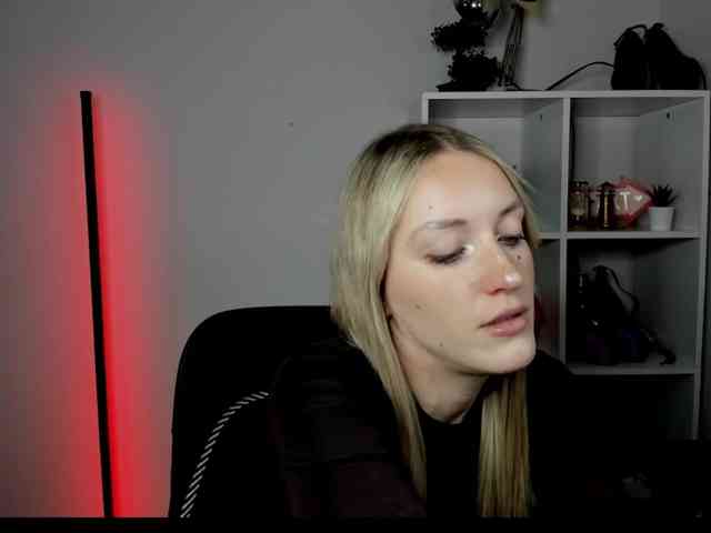 EvelynBlond26 webcam