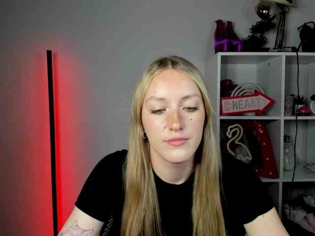 EvelynBlond26 webcam