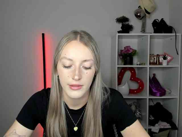 EvelynBlond26 webcam