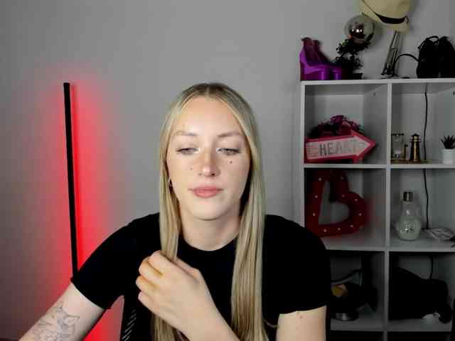EvelynBlond26 webcam
