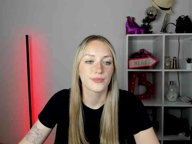 EvelynBlond26 webcam