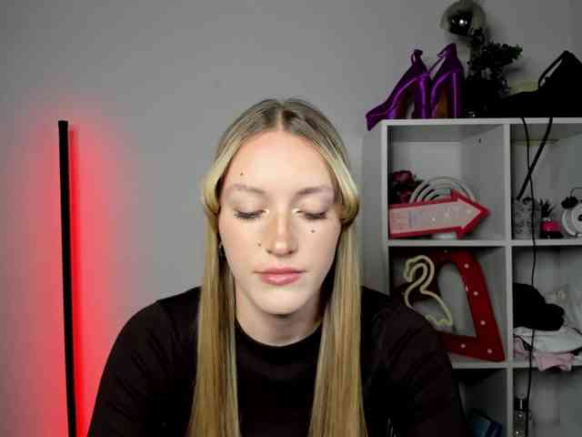 EvelynBlond26 webcam