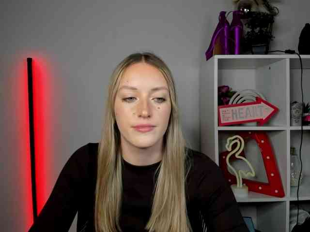 EvelynBlond26 webcam