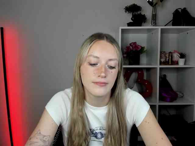 EvelynBlond Live Webcam on BongaCams