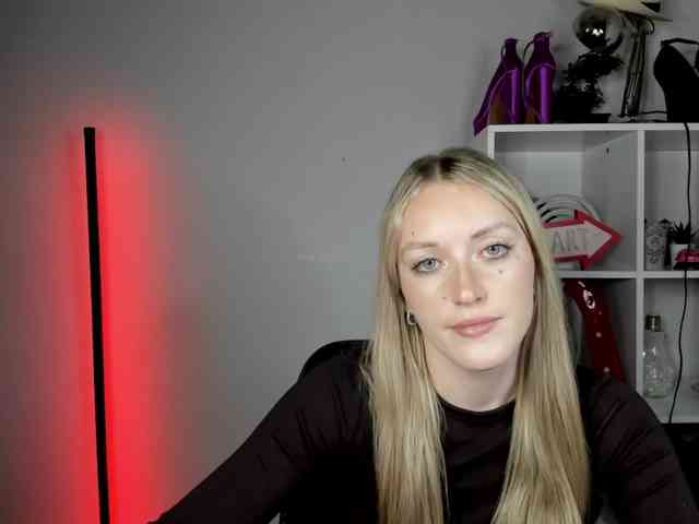 EvelynBlond26 webcam