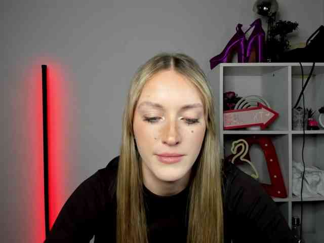 EvelynBlond26 webcam