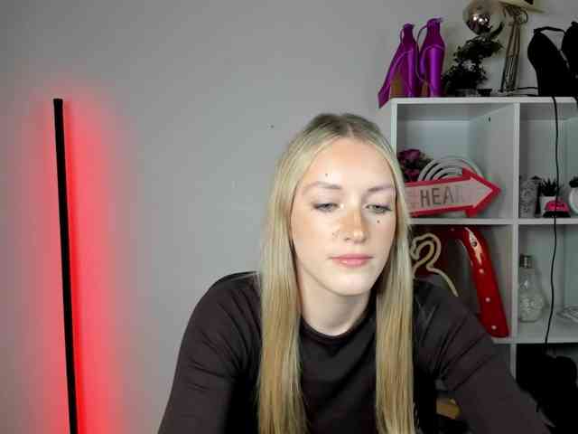 EvelynBlond26 webcam