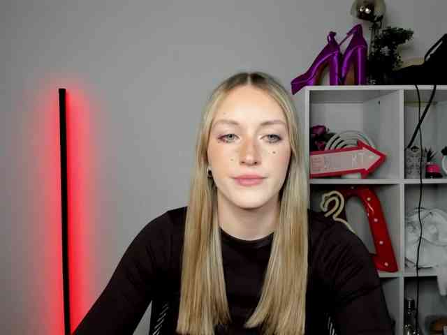 EvelynBlond26 webcam