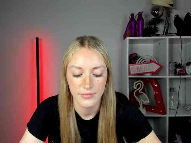 EvelynBlond26 webcam