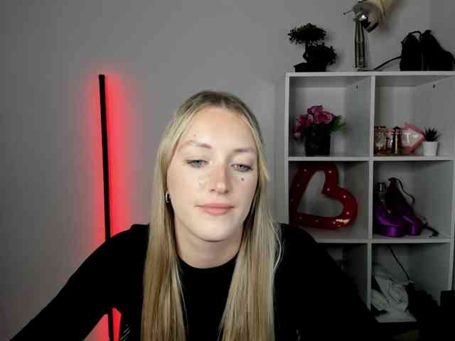EvelynBlond26 webcam