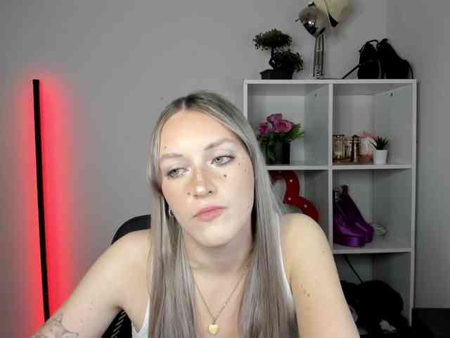 evelynblond26's live room