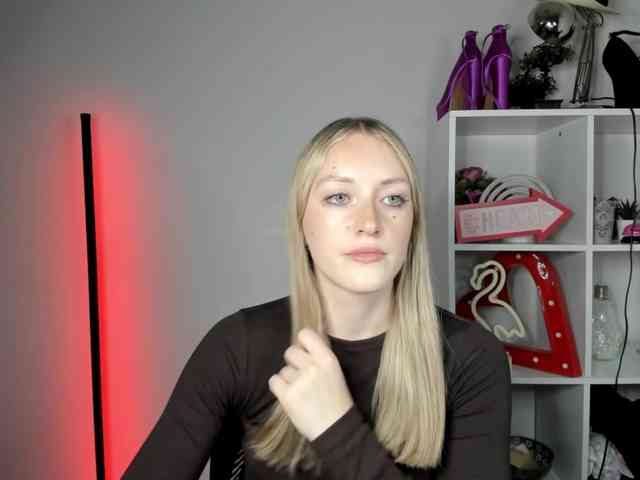 EvelynBlond26 webcam
