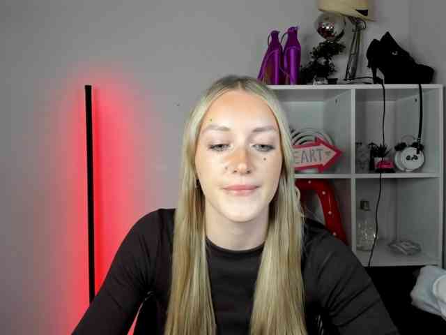 EvelynBlond26 webcam
