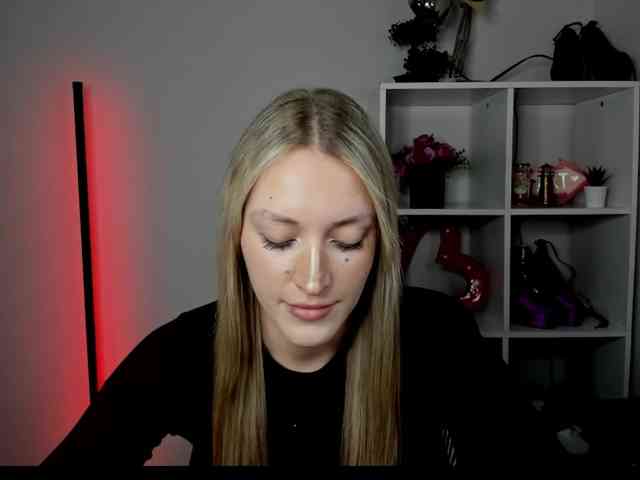 EvelynBlond26 webcam