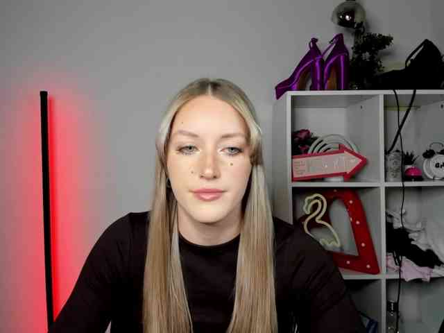 EvelynBlond26 webcam