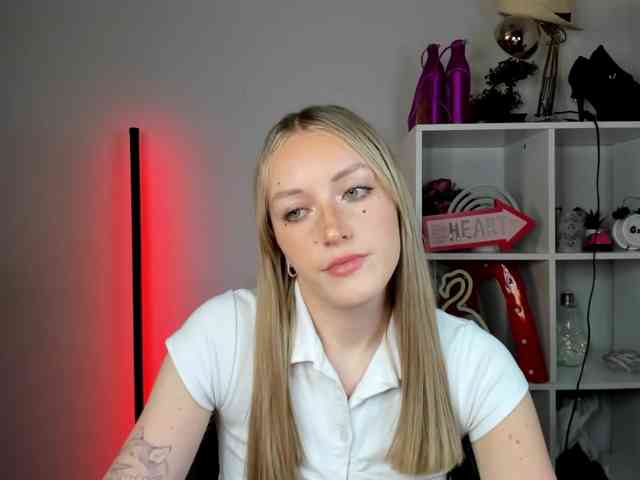 EvelynBlond26 webcam