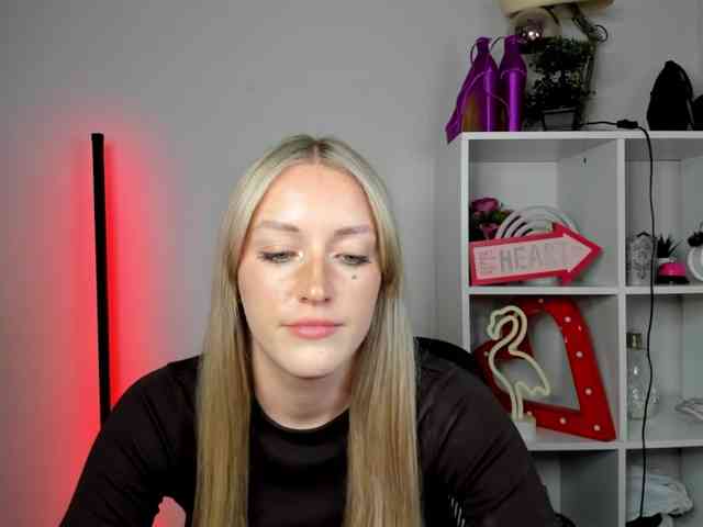 EvelynBlond26 webcam