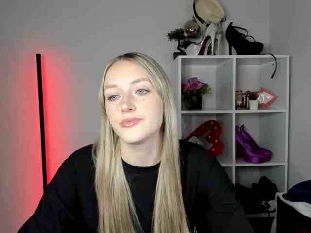 Model: EvelynBlond26