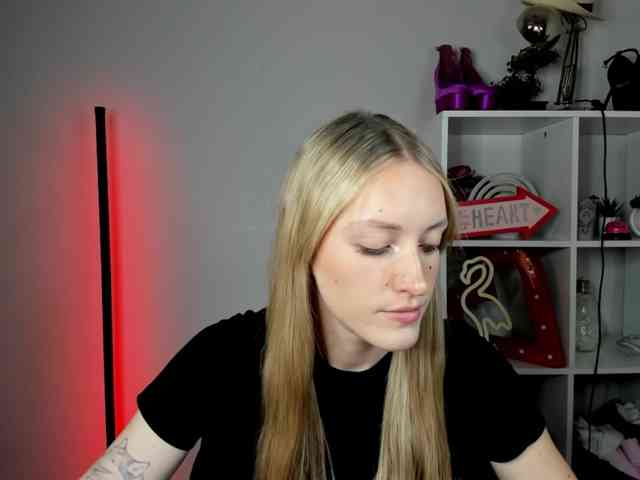 EvelynBlond26 webcam