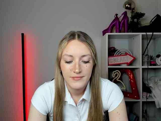 EvelynBlond26 webcam