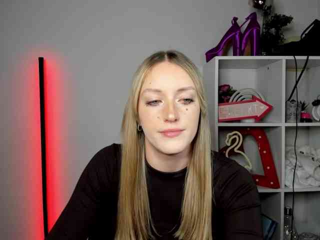 Model: EvelynBlond26