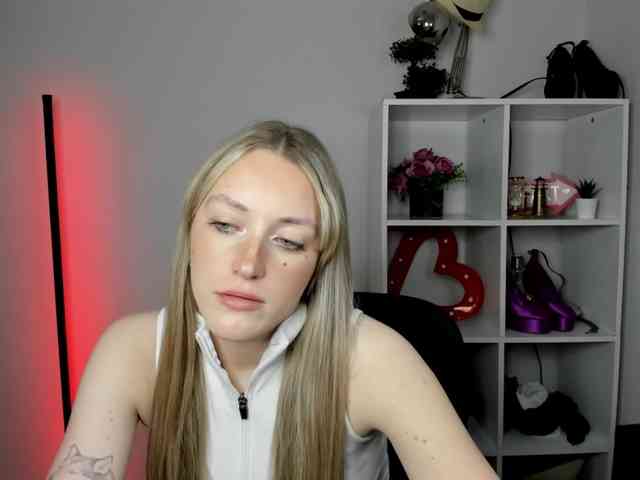 EvelynBlond26 webcam