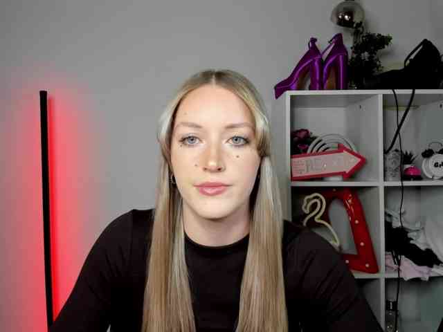 EvelynBlond26 webcam