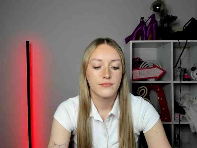 EvelynBlond26 webcam