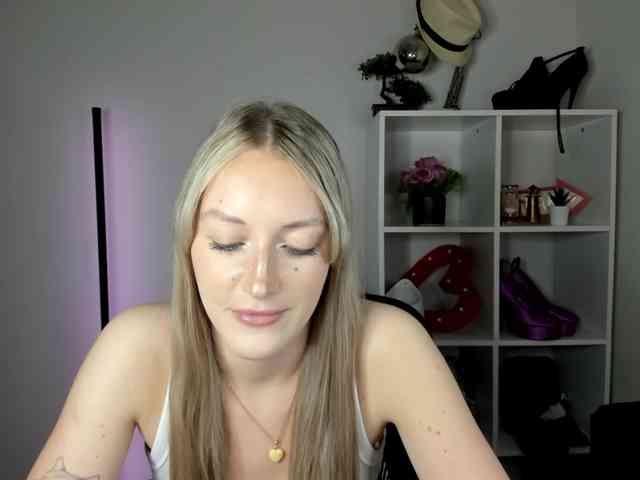 EvelynBlond26 webcam