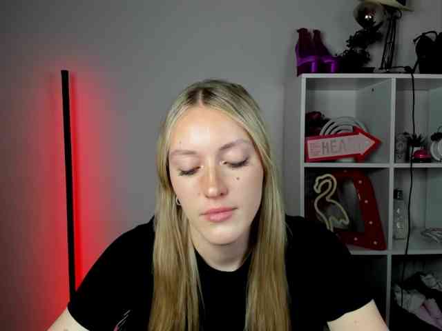 EvelynBlond26 webcam