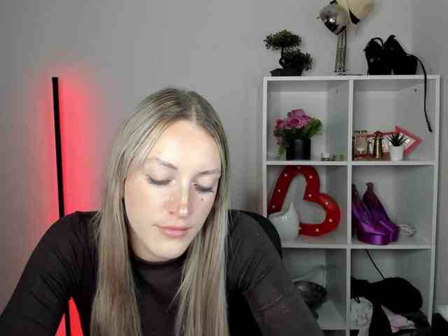 EvelynBlond26 webcam