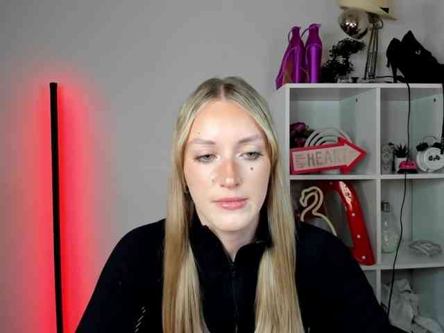 EvelynBlond26 webcam