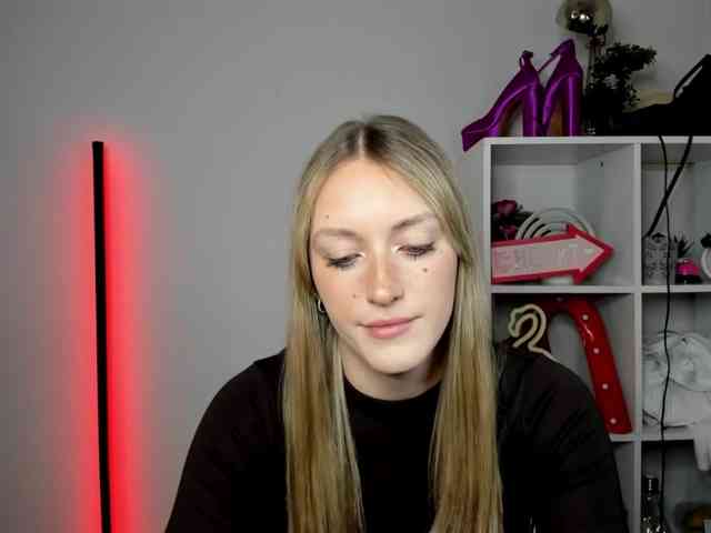 EvelynBlond26 webcam