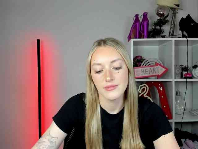 Model: EvelynBlond26