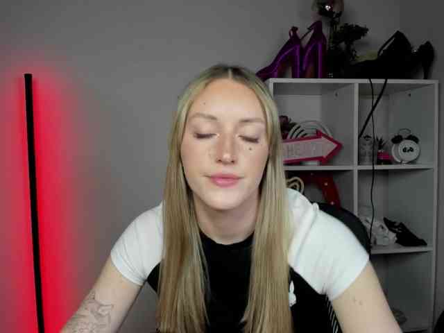 EvelynBlond26 webcam
