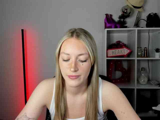 EvelynBlond26 webcam