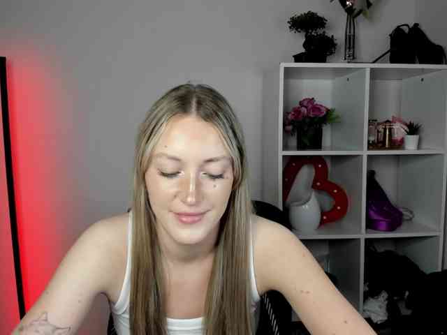EvelynBlond Live Webcam on BongaCams